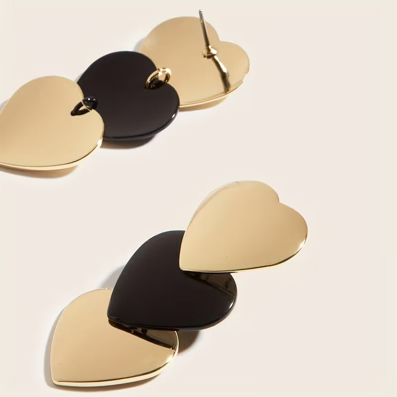 Aretes largos diseño de corazón en negro y dorado