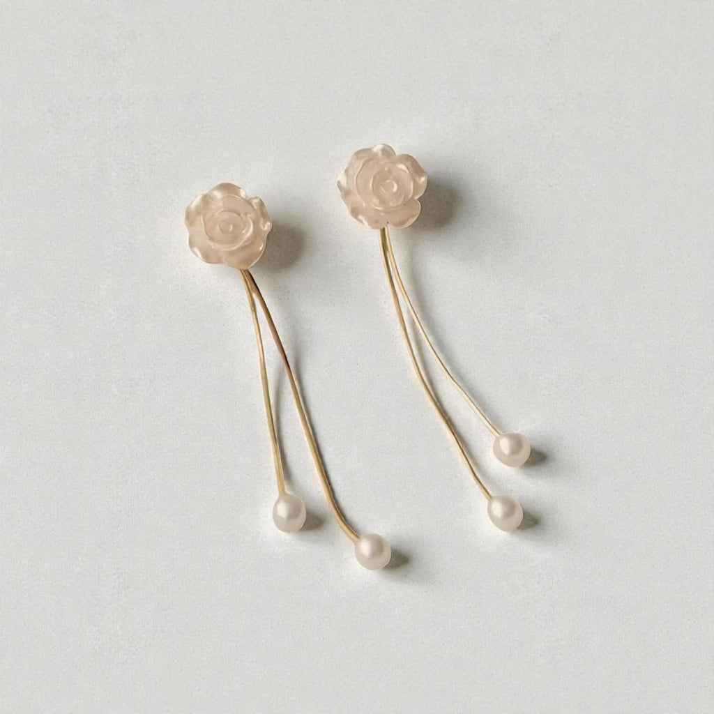 Pendientes Flor Perlada – Diseño Delicado y Romántico