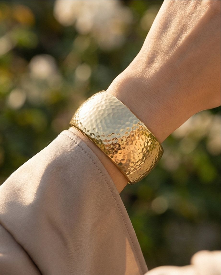 Pulsera de Metal con Apertura Ancha, Baño de Oro