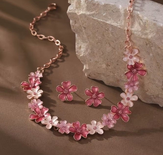 Set Floral Rosa – Collar y Aretes con Acabado en Oro de 18K
