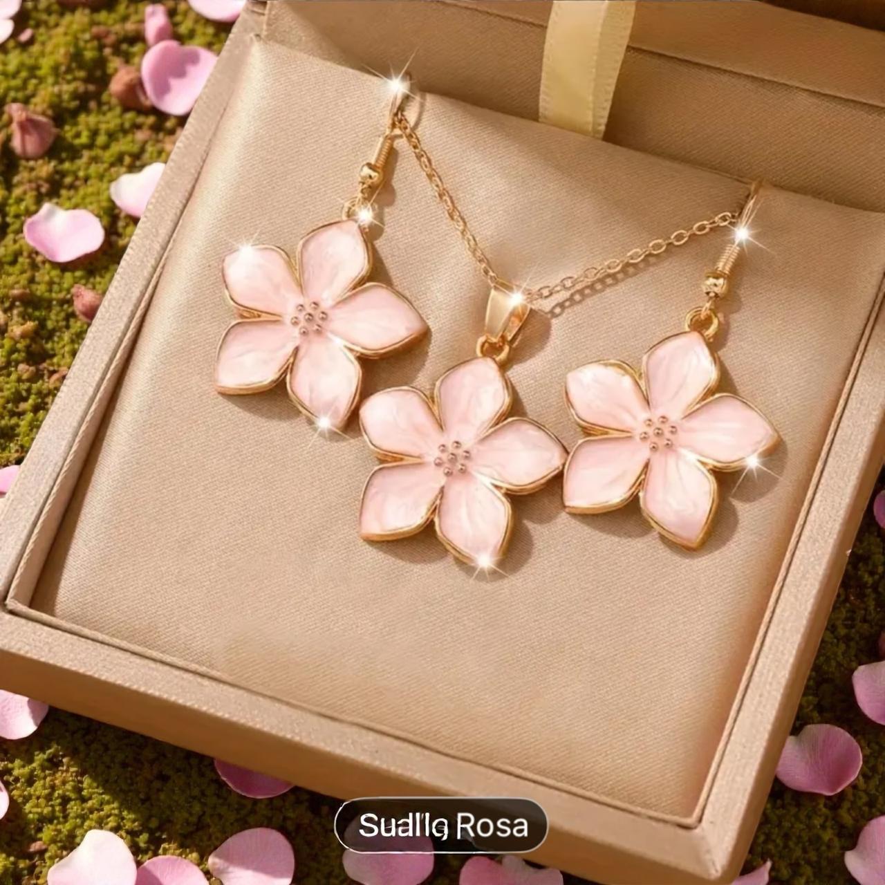 Set Floral Rosa – Collar y Aretes con Detalle Nacarado