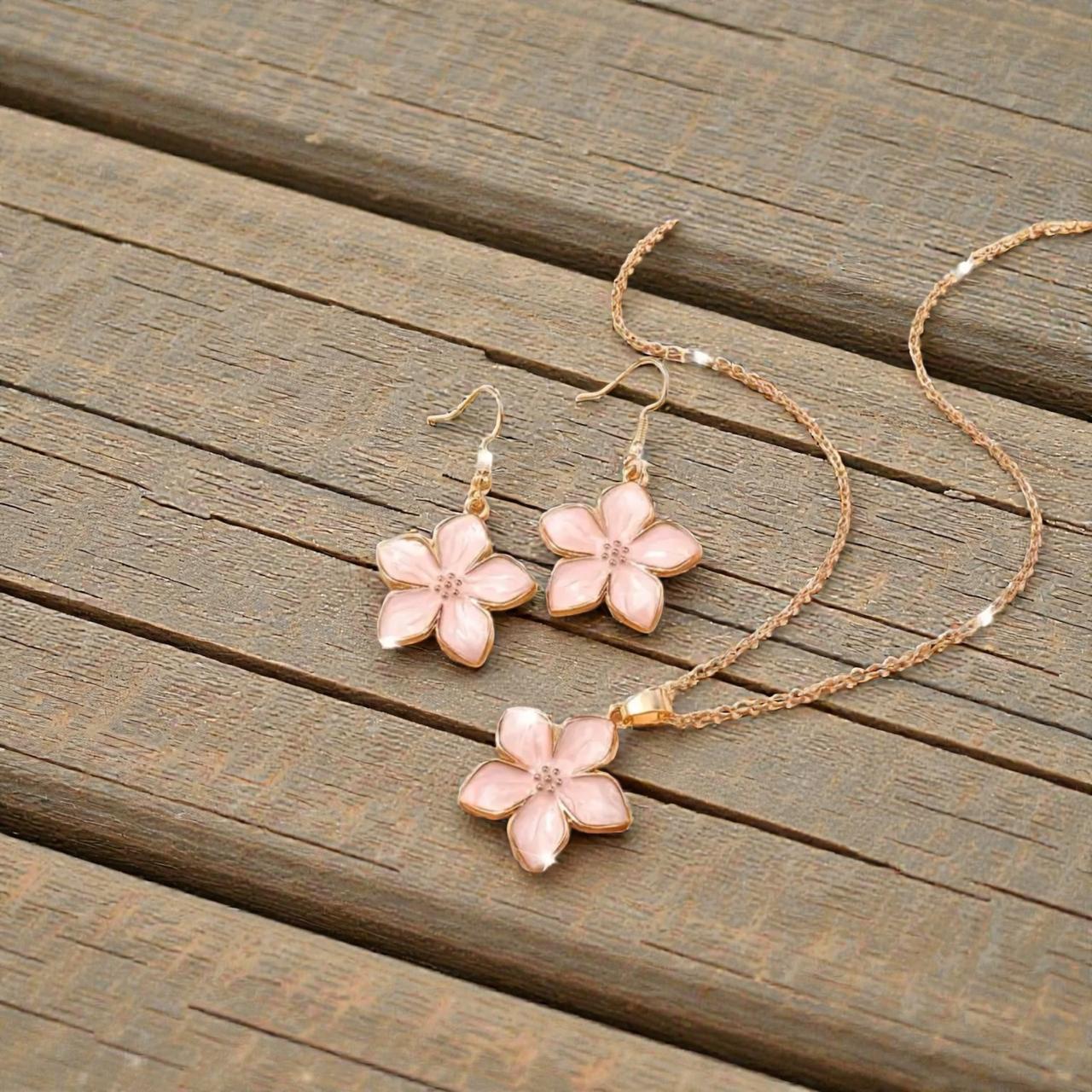 Set Floral Rosa – Collar y Aretes con Detalle Nacarado