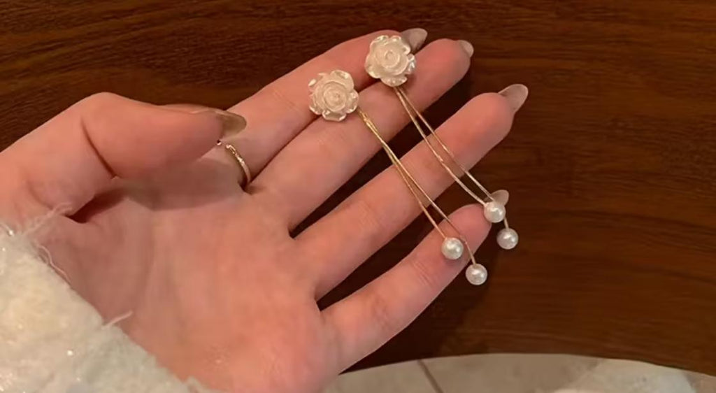 Pendientes Flor Perlada – Diseño Delicado y Romántico
