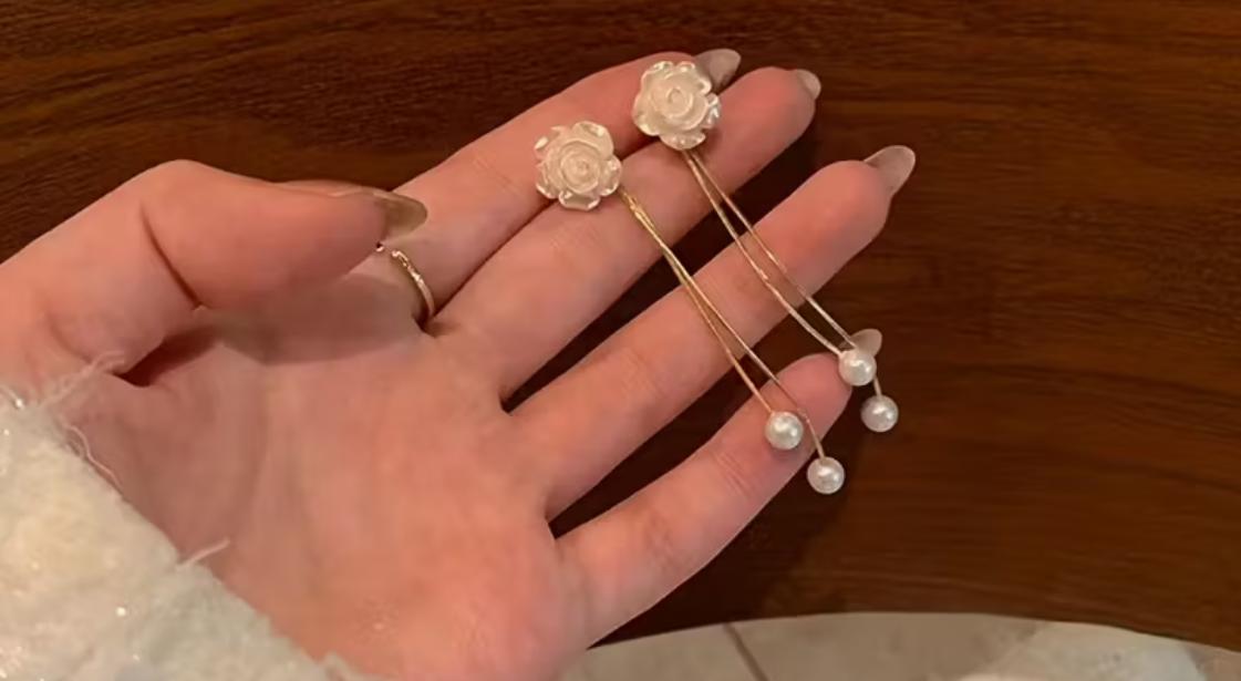 Pendientes Flor Perlada – Diseño Delicado y Romántico