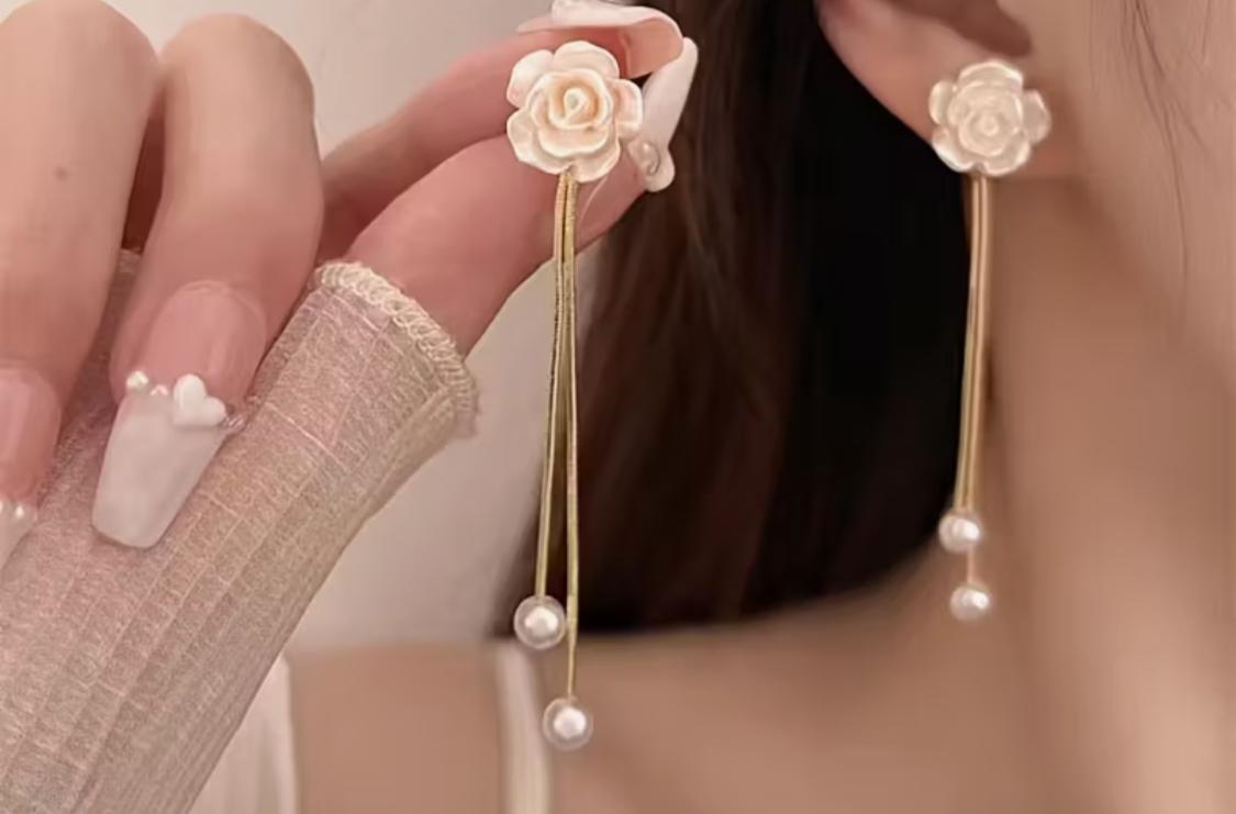 Pendientes Flor Perlada – Diseño Delicado y Romántico