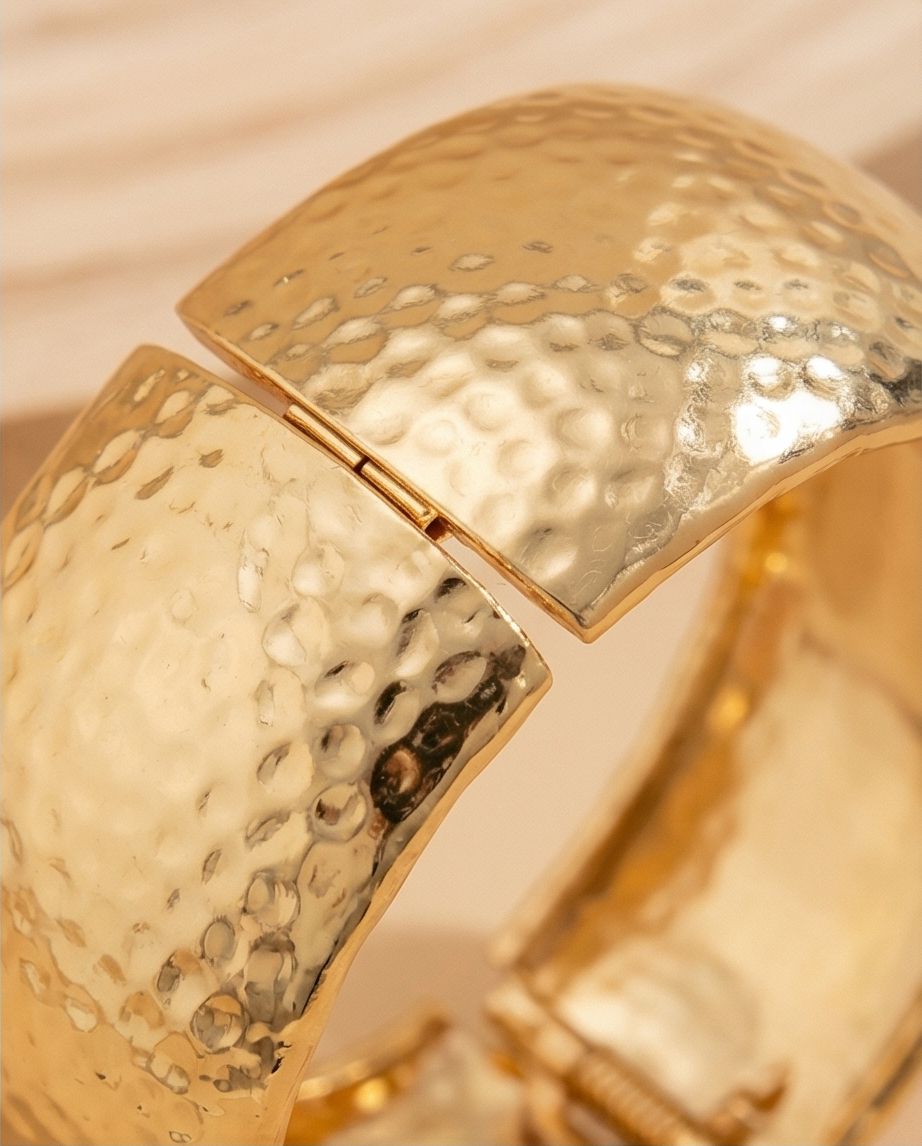 Pulsera de Metal con Apertura Ancha, Baño de Oro