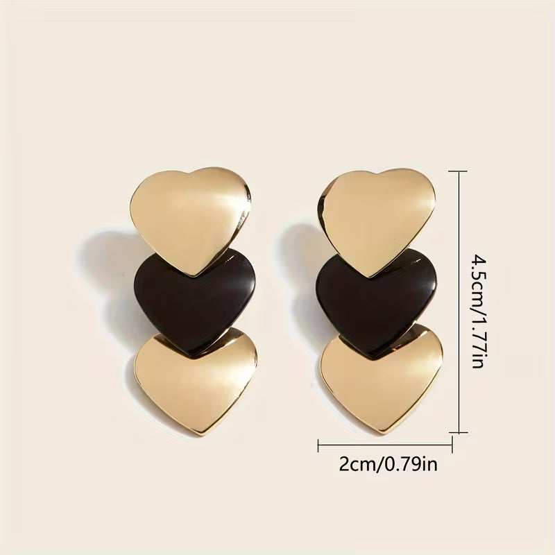 Aretes largos diseño de corazón en negro y dorado