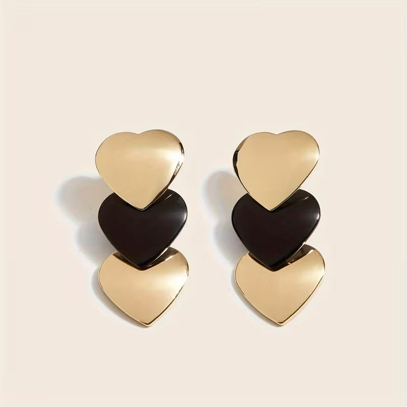 Aretes largos diseño de corazón en negro y dorado